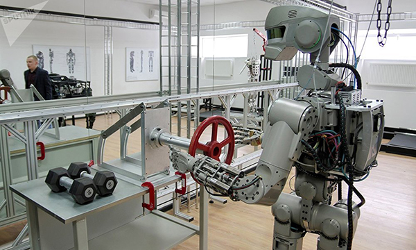 俄罗斯打造出全球首个能劈叉的人形机器人费多尔