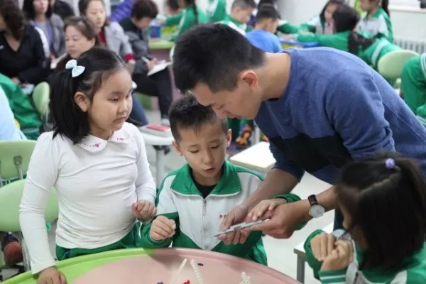 童程童美智能机器人编程课走进北京芳古园小学，和小朋友们一起感受拼插乐趣！