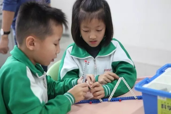 童程童美智能机器人编程课走进北京芳古园小学，和小朋友们一起感受拼插乐趣！