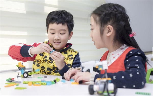 中小学人工智能教育发布会在京召开，2019年五城全面试点！ 